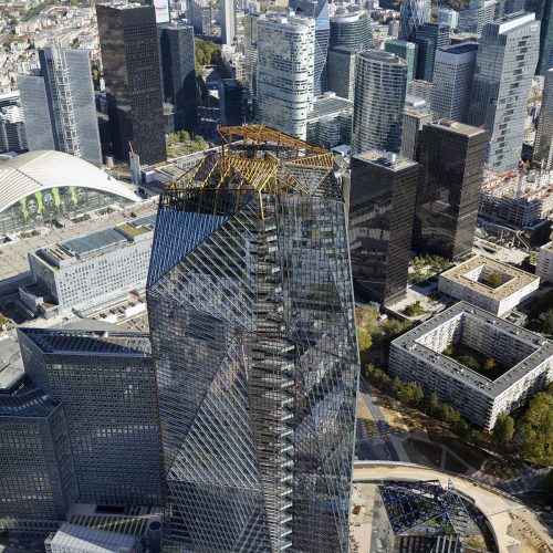 92 Hauts-de-Seine Région Île-de-France / Paris la Défense : Le secteur Arche Sud / La tour Hekla et la résidence étudiante (Ateliers Jean Nouvel architectes) dans le secteur de la Rose de Cherbourg / Perspective sur le quartier d'affaires en arrière plan