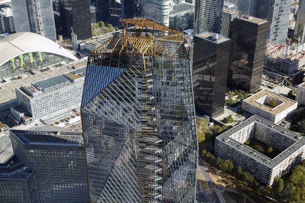 92 Hauts-de-Seine Région Île-de-France / Paris la Défense : Le secteur Arche Sud / La tour Hekla et la résidence étudiante (Ateliers Jean Nouvel architectes) dans le secteur de la Rose de Cherbourg / Perspective sur le quartier d'affaires en arrière plan