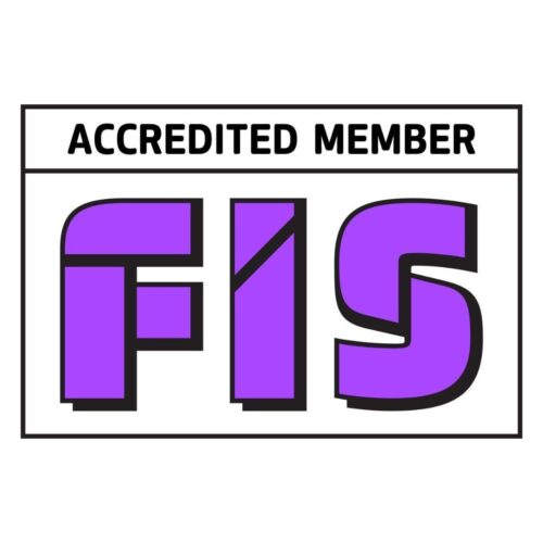 Logótipo da FIS com a inscrição “Accredited Member” no topo e as letras “FIS” em grande destaque a roxo sobre fundo branco, indicando membro acreditado da Finishes and Interiors Sector no Reino Unido.